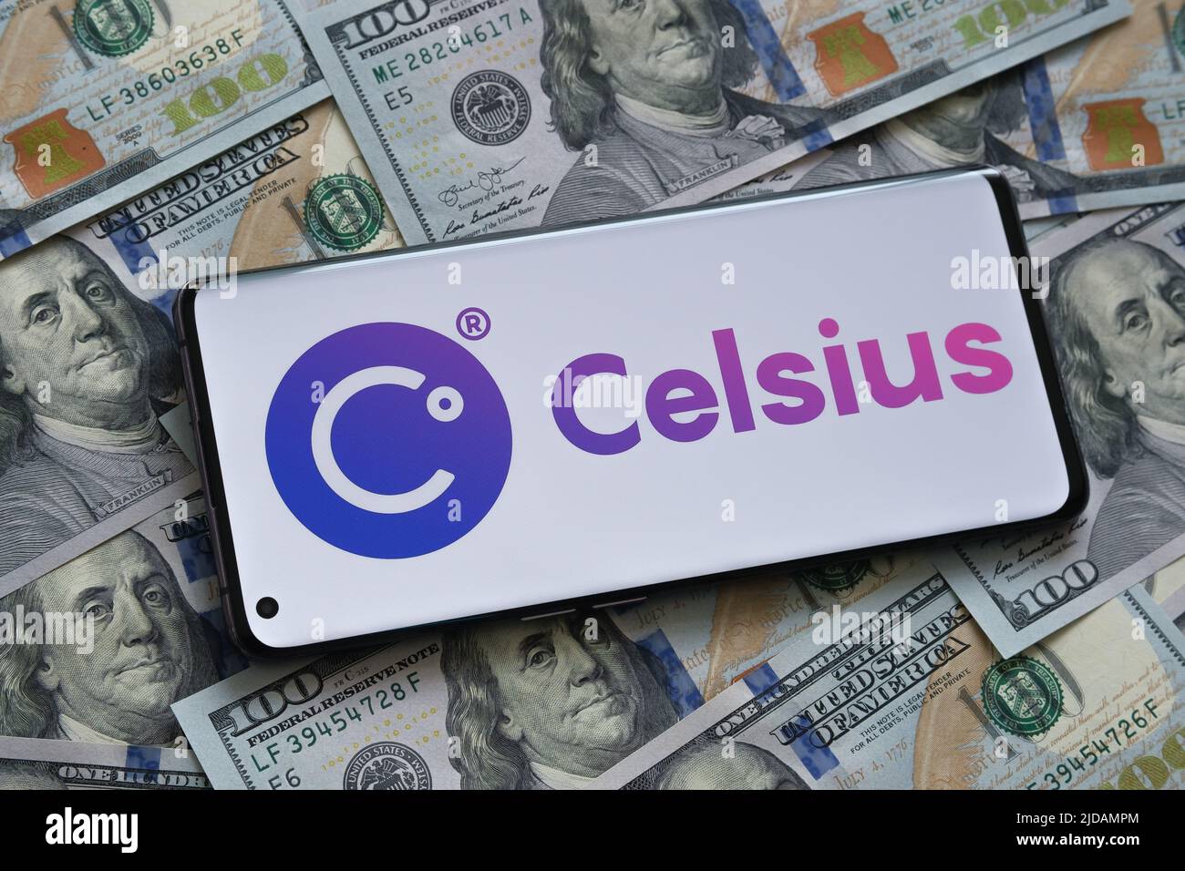 Logo de la société de crypto Celsius visible sur le smartphone placé sur les billets en dollars. Stafford, Royaume-Uni, 19 juillet 2022 Banque D'Images
