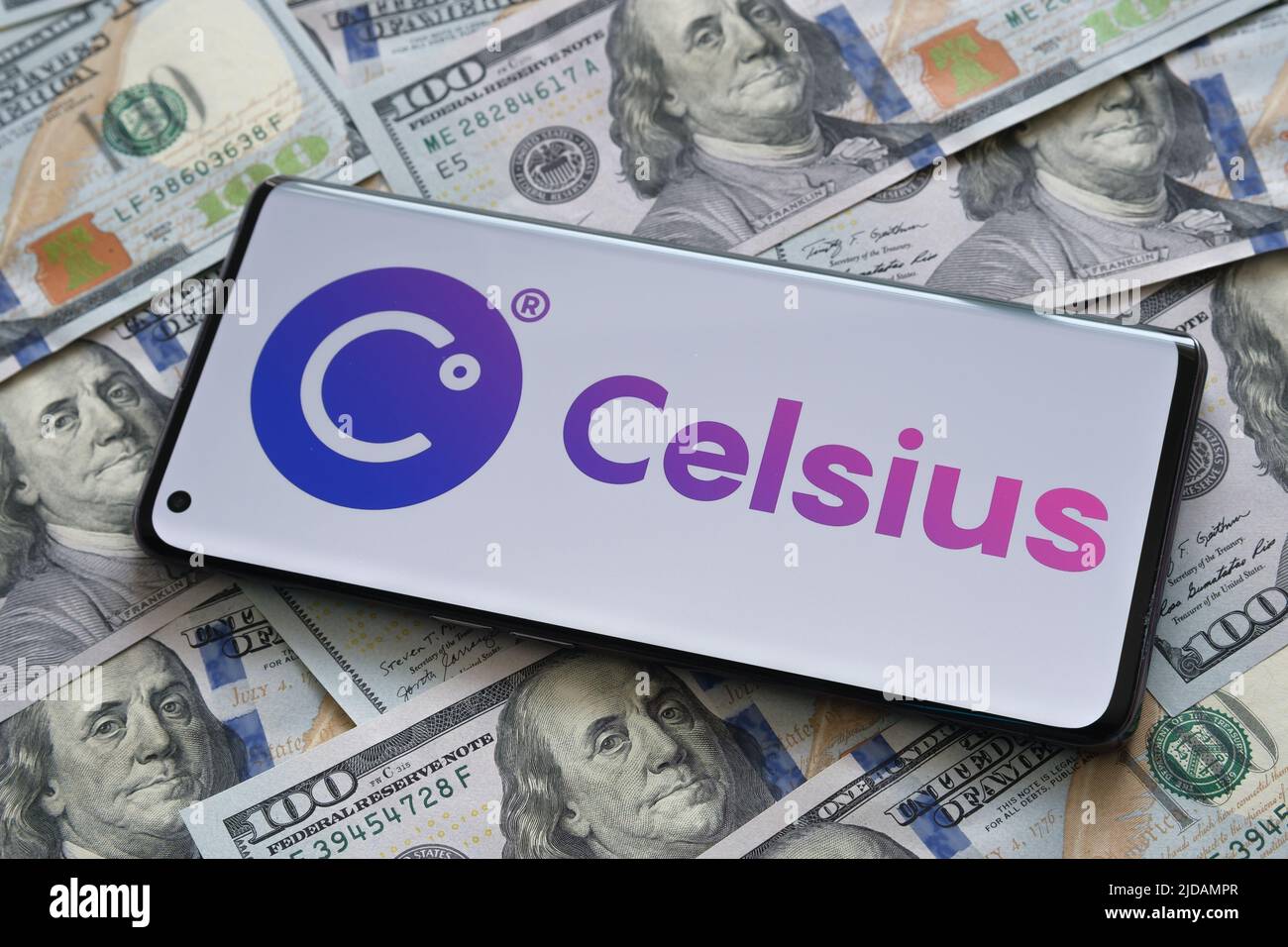 Logo de la société de crypto Celsius visible sur le smartphone placé sur les billets en dollars. Stafford, Royaume-Uni, 19 juillet 2022 Banque D'Images