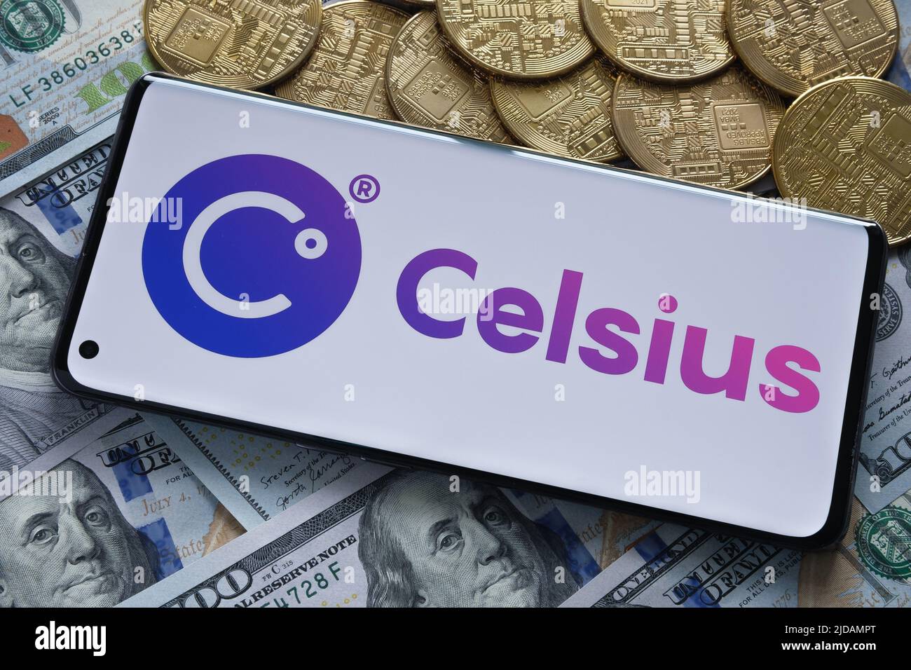 Logo de la société de crypto Celsius visible sur le smartphone placé sur les billets en dollars. Stafford, Royaume-Uni, 19 juillet 2022 Banque D'Images