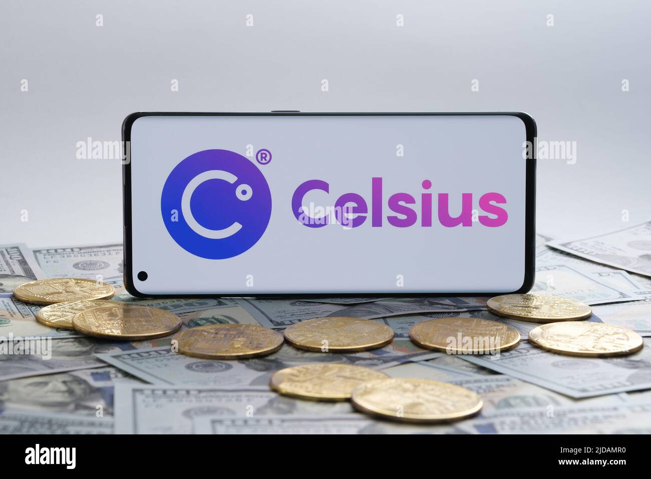 Logo de la société de crypto Celsius visible sur le smartphone placé sur les billets en dollars. Stafford, Royaume-Uni, 19 juillet 2022 Banque D'Images