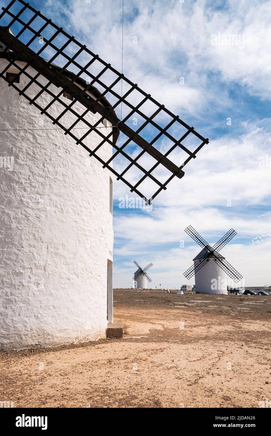 Vieux moulins blancs contre un ciel bleu à Campo de Criptana, Castille la Manche, Espagne. Banque D'Images