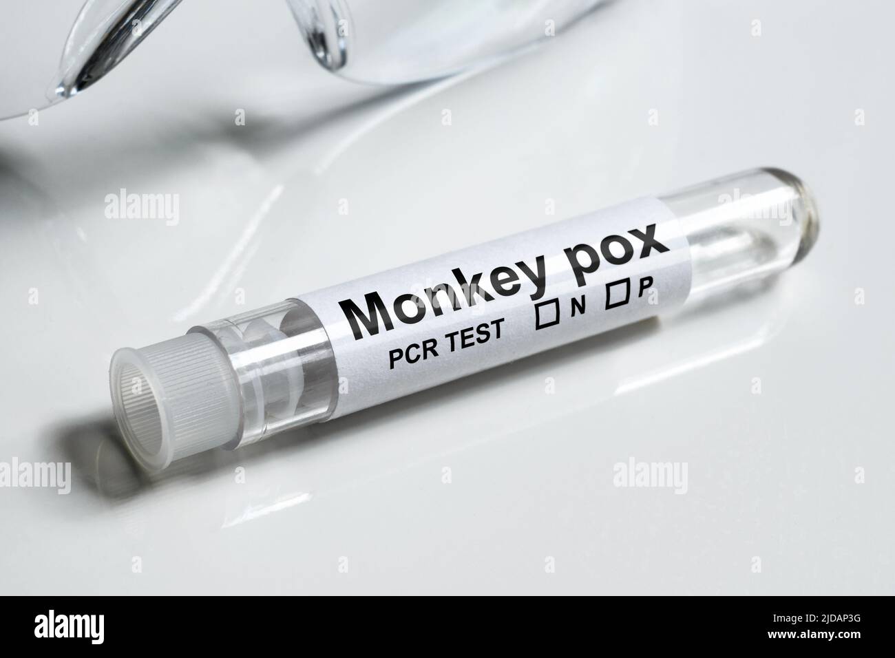 Tube de test Monkeypox sur le bureau médical blanc en gros plan. Équipement pour le diagnostic du virus de la variole du singe et la recherche sur la variole. Concept de la monkeypox, téstine PCR Banque D'Images