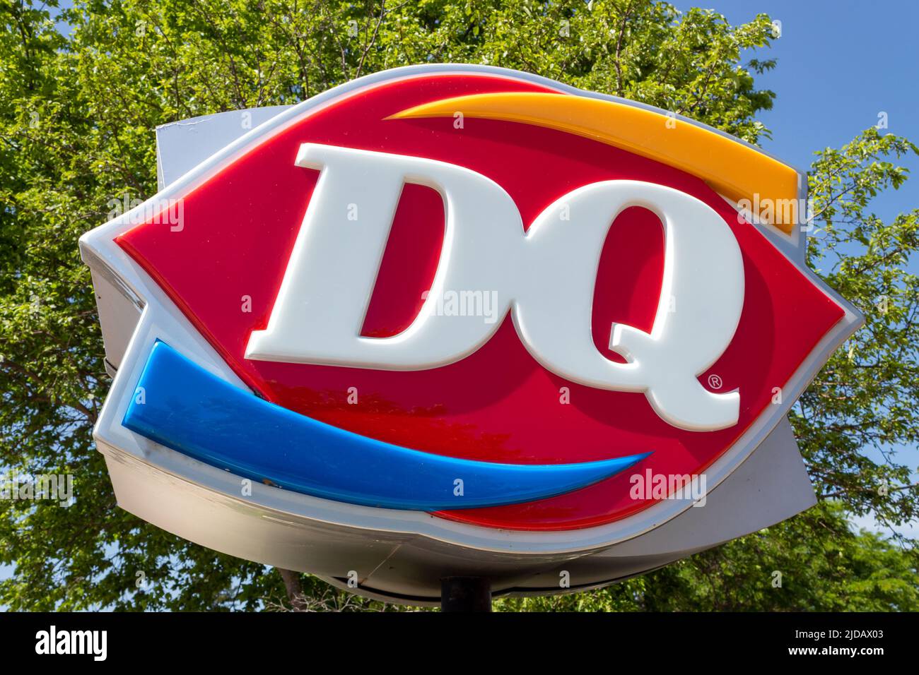 RIVER FALLS, WI, États-Unis - 19 JUIN 2022 : extérieur du restaurant Dairy Queen et logo de la marque. Banque D'Images