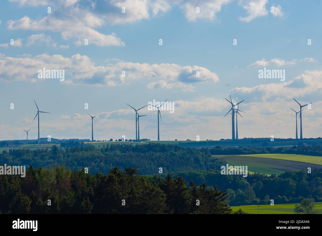 Silhouettes éoliennes sur les collines vertes.Windmill background.Green Energy. Énergie renouvelable. Banque D'Images