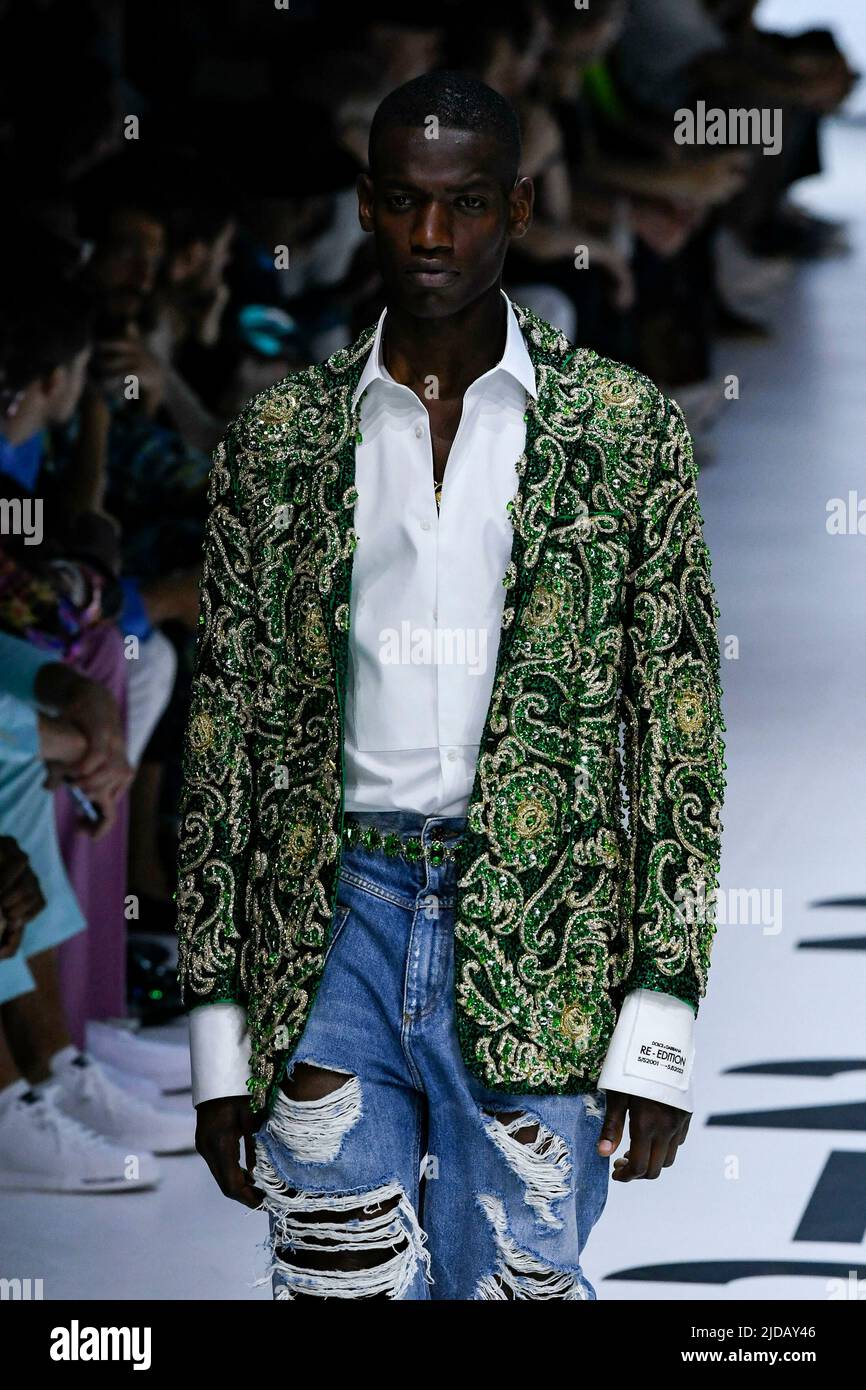 Dolce et Gabbana Milan collection Prêt à Porter Automne Hiver Costume Slim  métalliques : Modèle en taffetas blanc bronze tailleur pantalon Photo Stock  - Alamy