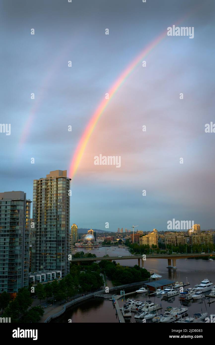 Arc-en-ciel False Creek. Un arc-en-ciel de False Creek au crépuscule au-dessus du pont Cambie et des tours de Vancouver. Colombie-Britannique, Canada. Banque D'Images