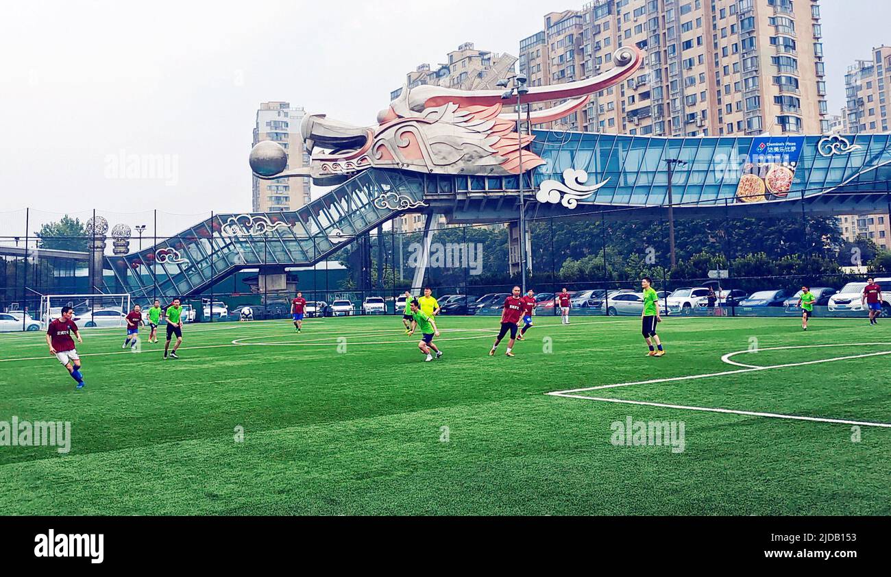 SHANGHAI, CHINE - 19 JUIN 2022 - les fans jouent au football au 'Giant Dragon football Stadium' avec une tête de dragon géante en arrière-plan à Sanlin, dans le district de Pudong, Shanghai, Chine, 19 juin, 2022. (Photo de CFOTO/Sipa USA) Banque D'Images