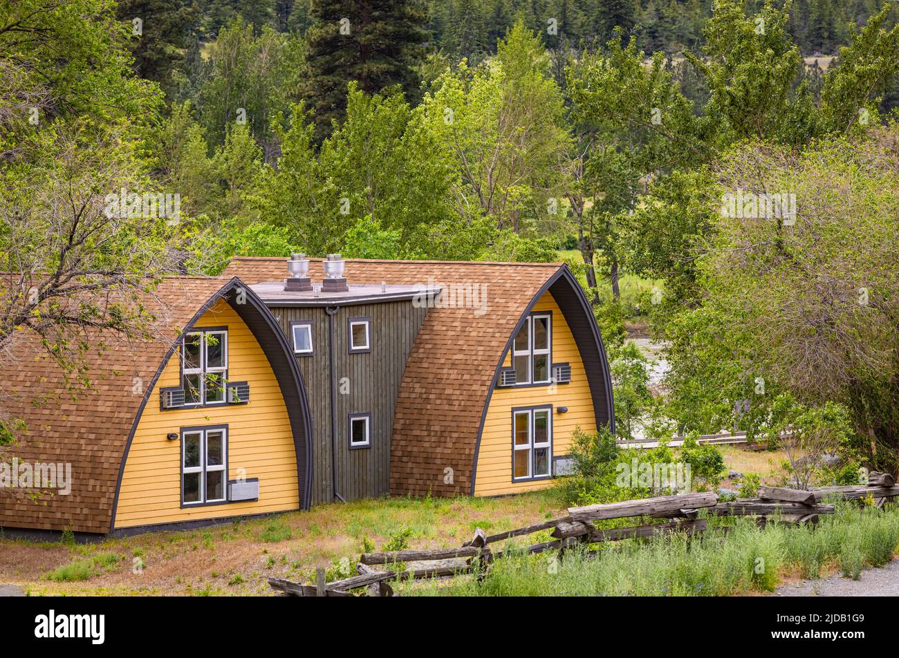 Maisons de chalet dans le parc Colombie-Britannique, Canada. Petites maisons en bois dans les montagnes. Photo de voyage, personne, mise au point sélective Banque D'Images