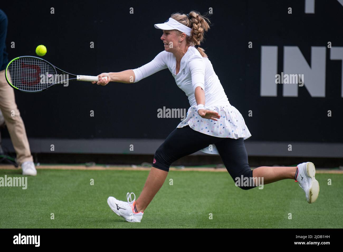 EASTBOURNE, ANGLETERRE - JUIN 19: Magdalena Frech, de Pologne, joue contre Qinwen Zheng pendant les singles féminins au Parc du Devonshire sur 19 juin 2022, à Eastbourne, en Angleterre. (Photo de Sebastian Frej) crédit: Sebo47/Alamy Live News Banque D'Images