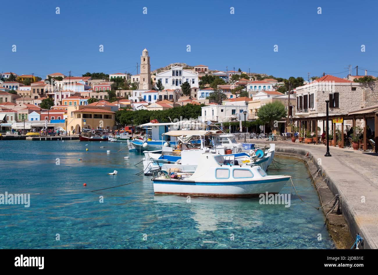 Bâtiments traditionnels et bateaux de pêche le long du front de mer dans le port d'Emborio, la ville principale sur l'île de Halki (Chalki) Banque D'Images