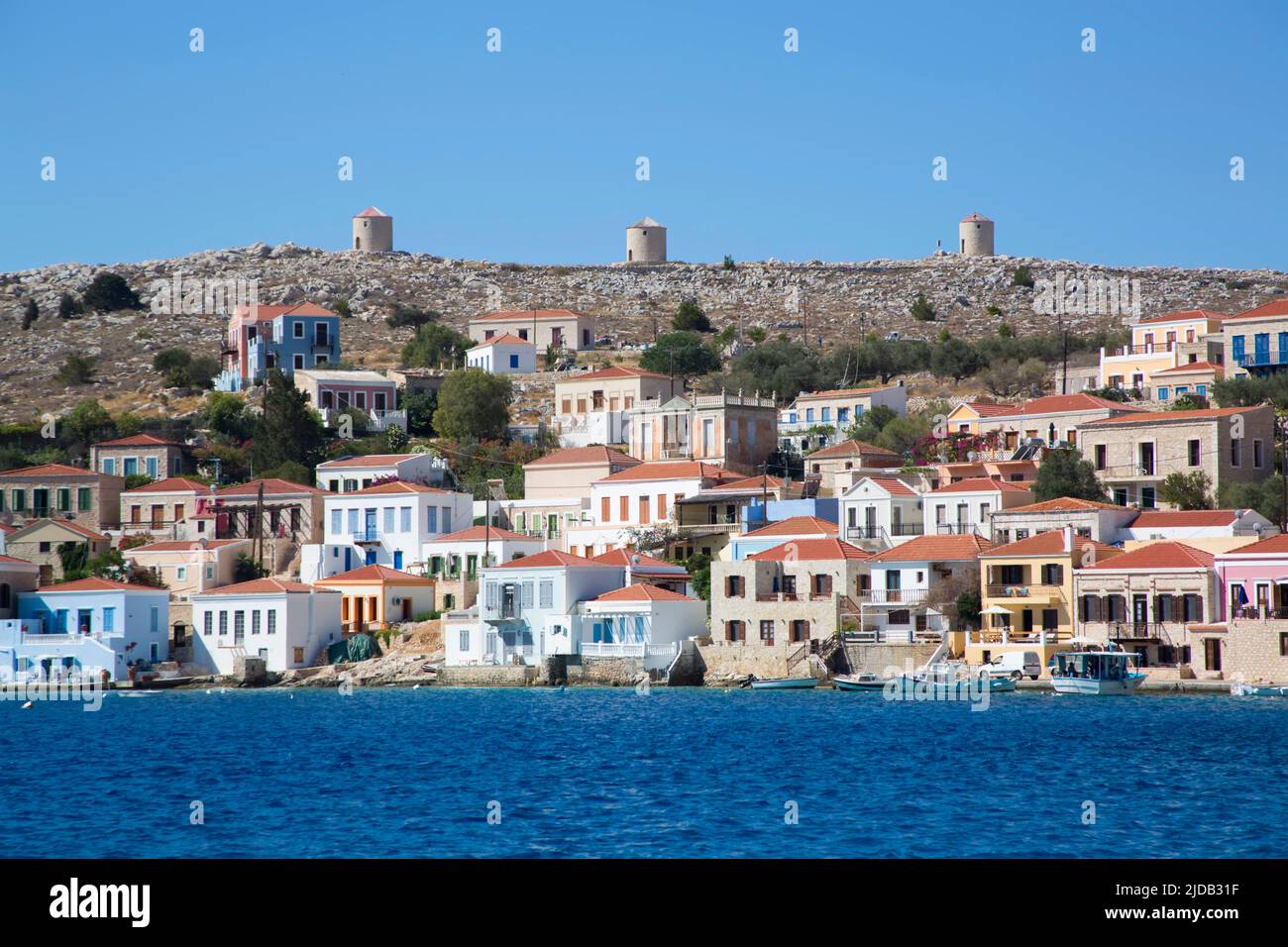 Bâtiments traditionnels le long du front de mer dans le port à Emborio, la ville principale sur l'île de Halki (Chalki); Groupe d'îles Dodécanèse, Grèce Banque D'Images