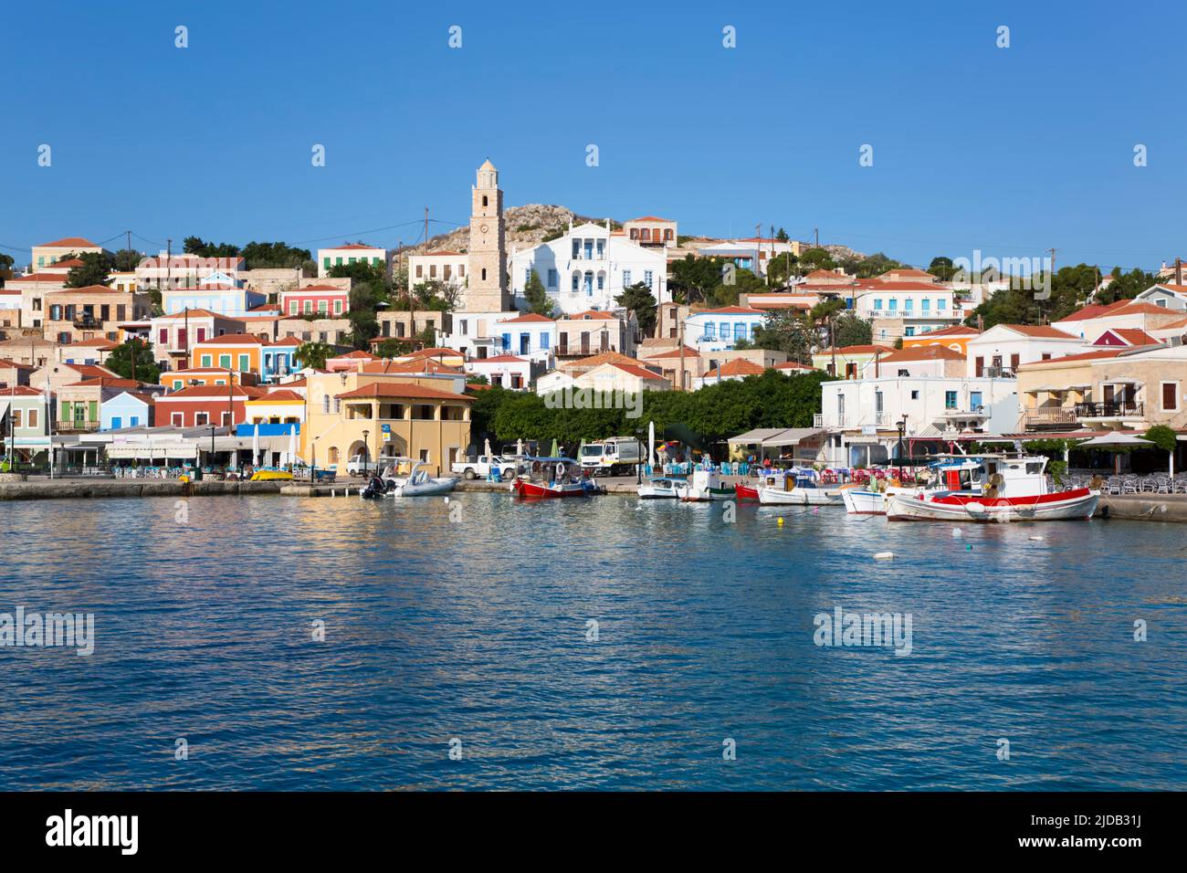 Des bâtiments et des bateaux traditionnels amarrés le long du front de mer dans le port d'Emborio, la ville principale sur l'île de Halki (Chalki) Banque D'Images