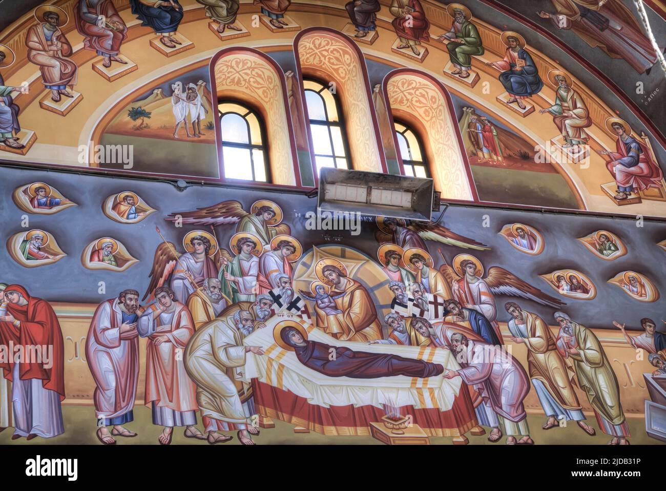 Fresque religieuse colorée de la mort et de l'Assomption de la Vierge Marie à l'intérieur de la Sainte Église de Saint-Nicolas à Koukaki; Athènes, Grèce Banque D'Images