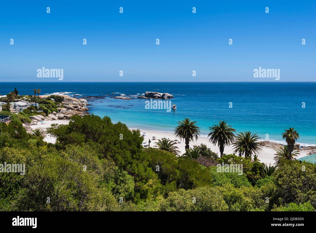 Vue d'ensemble de la végétation tropicale et de la côte rocheuse avec des maisons en bord de mer le long de l'océan Atlantique à Clifton Beach; Cape Town, Western Cape, Afrique du Sud Banque D'Images