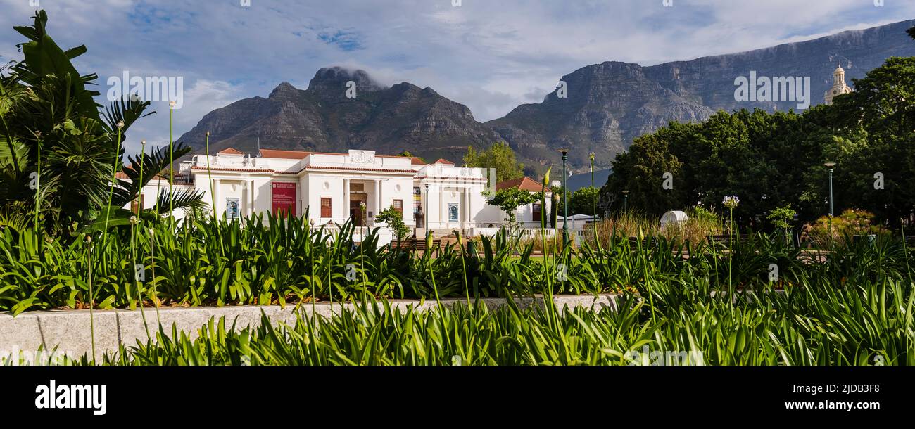 Galerie nationale sud-africaine avec Devil's Peak et Table Mountain en arrière-plan ; Cape Town, Western Cape, Afrique du Sud Banque D'Images