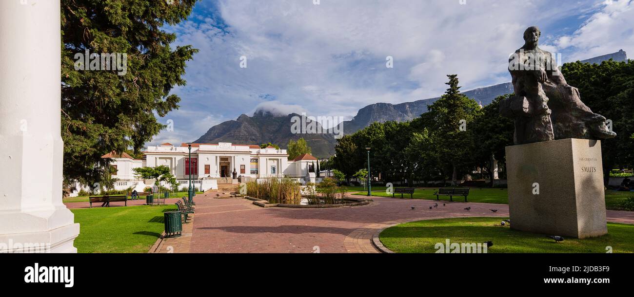 Entrée principale et jardins de la Galerie nationale sud-africaine avec Devil's Peak et Table Mountain en arrière-plan et une statue historique de ... Banque D'Images