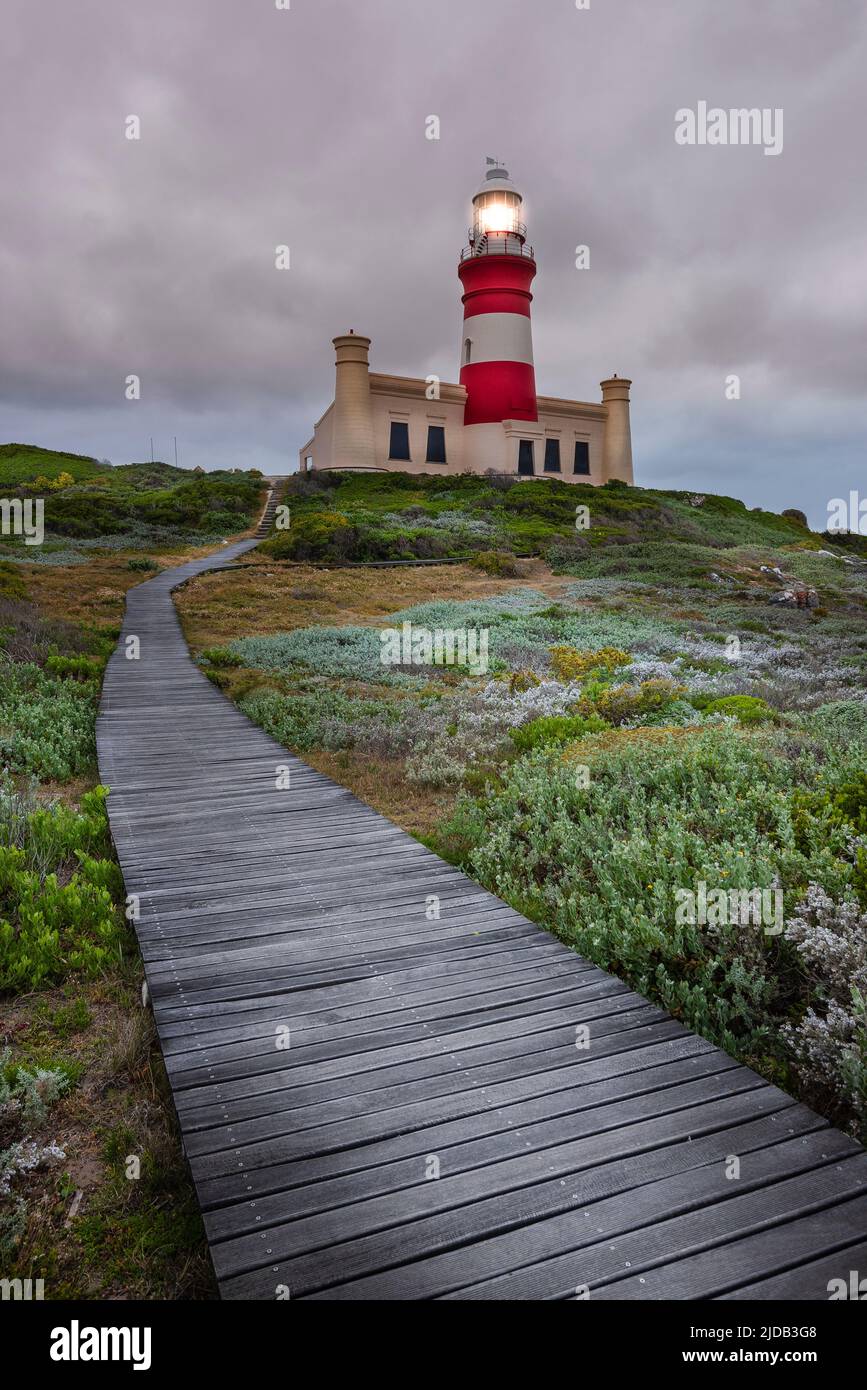 Promenade en bois à travers le moorland menant au phare de Cape Agulhas à Cape Agulhas, la pointe la plus méridionale du continent africain et... Banque D'Images