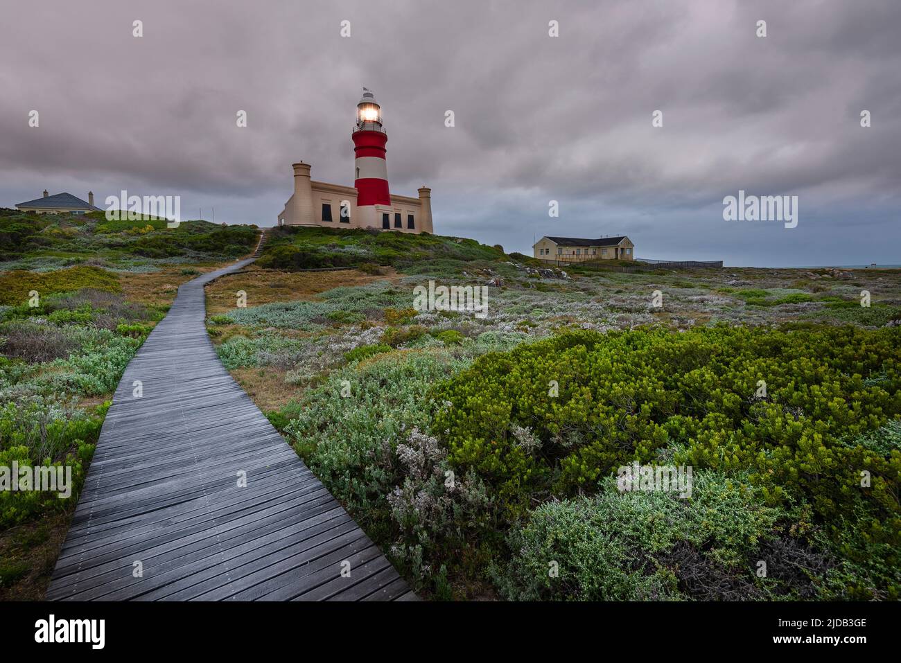 Promenade en bois à travers le moorland menant au phare de Cape Agulhas à Cape Agulhas, la pointe la plus méridionale du continent africain et... Banque D'Images