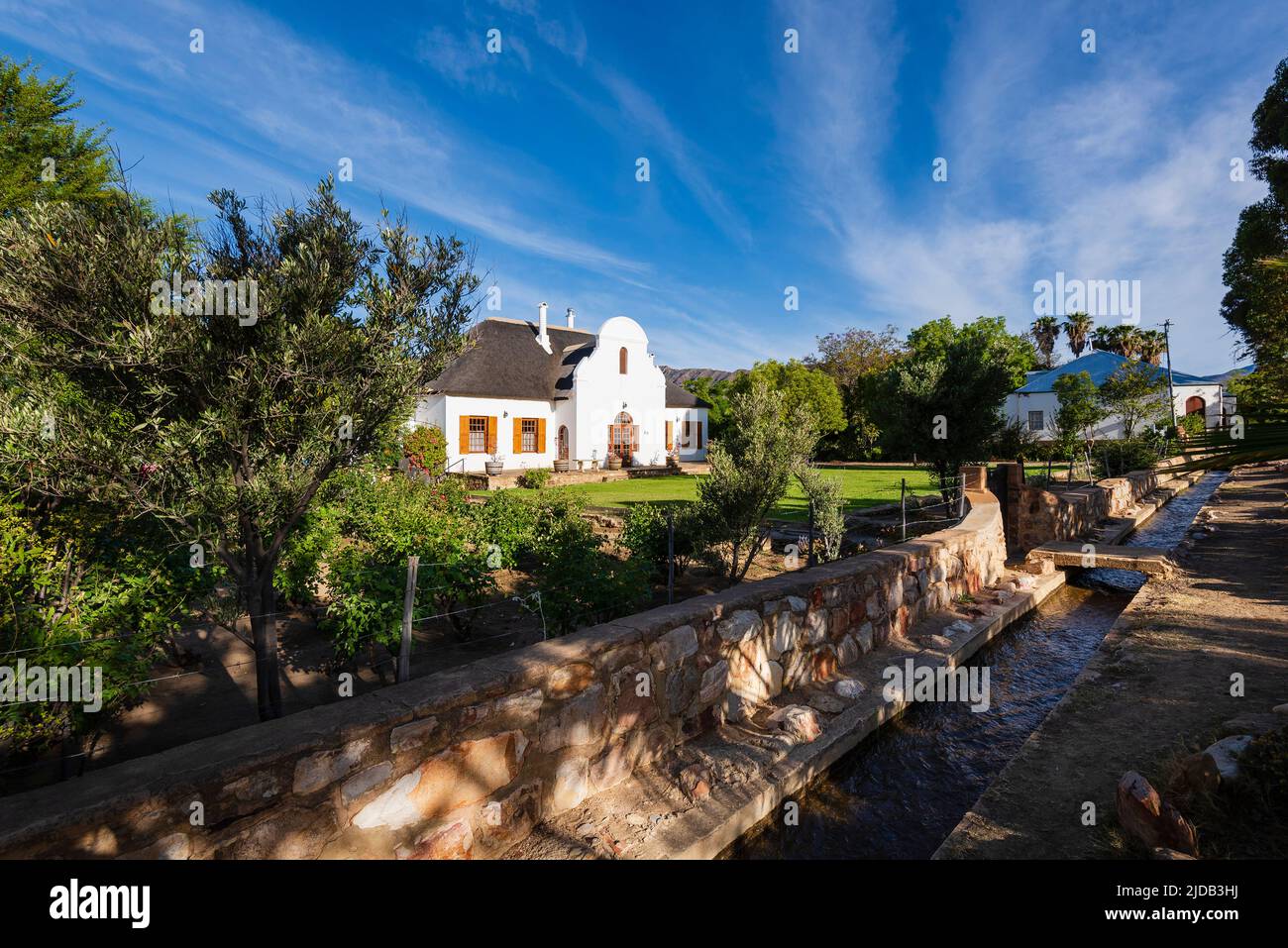 L'architecture traditionnelle du Cap-hollandais et les canaux d'eau du système d'eau de Lei qui fournissent l'eau à la ville de Prince Albert depuis le S... Banque D'Images