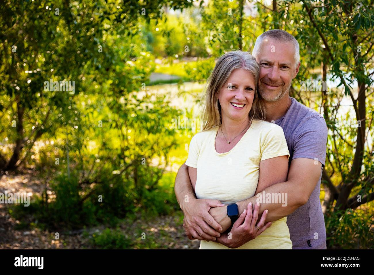 Portrait en plein air d'un couple marié mature debout posé dans un parc; Edmonton, Alberta, Canada Banque D'Images