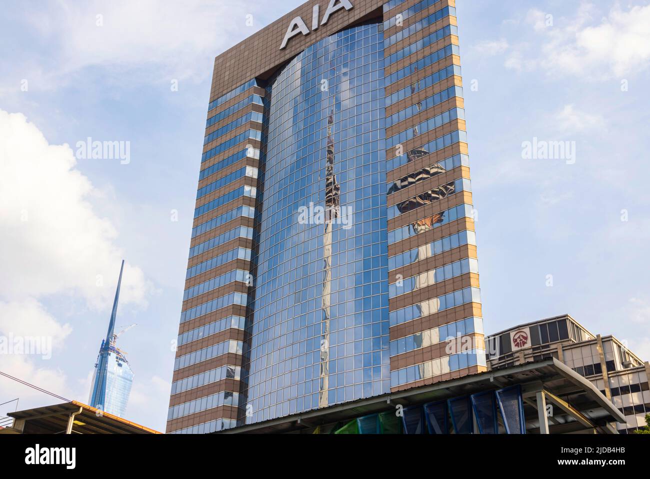 Kuala Lumpur, Malaisie - 18 juin. 2022: Tour Menara se reflétant dans la façade en verre du bâtiment AIA. En arrière-plan le gratte-ciel Merdeka 118. Banque D'Images