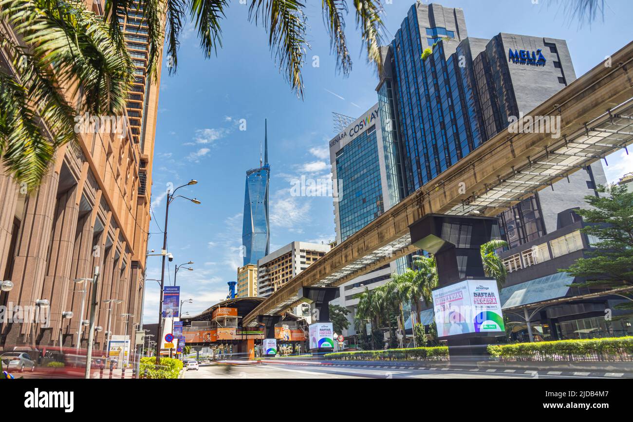 Kuala Lumpur, Malaisie - 18 juin 2022 : deuxième plus grand bâtiment au monde, le Merdeka 118. Vue sur la rue avec piste monorail, KL 118 dans sa finale HE Banque D'Images