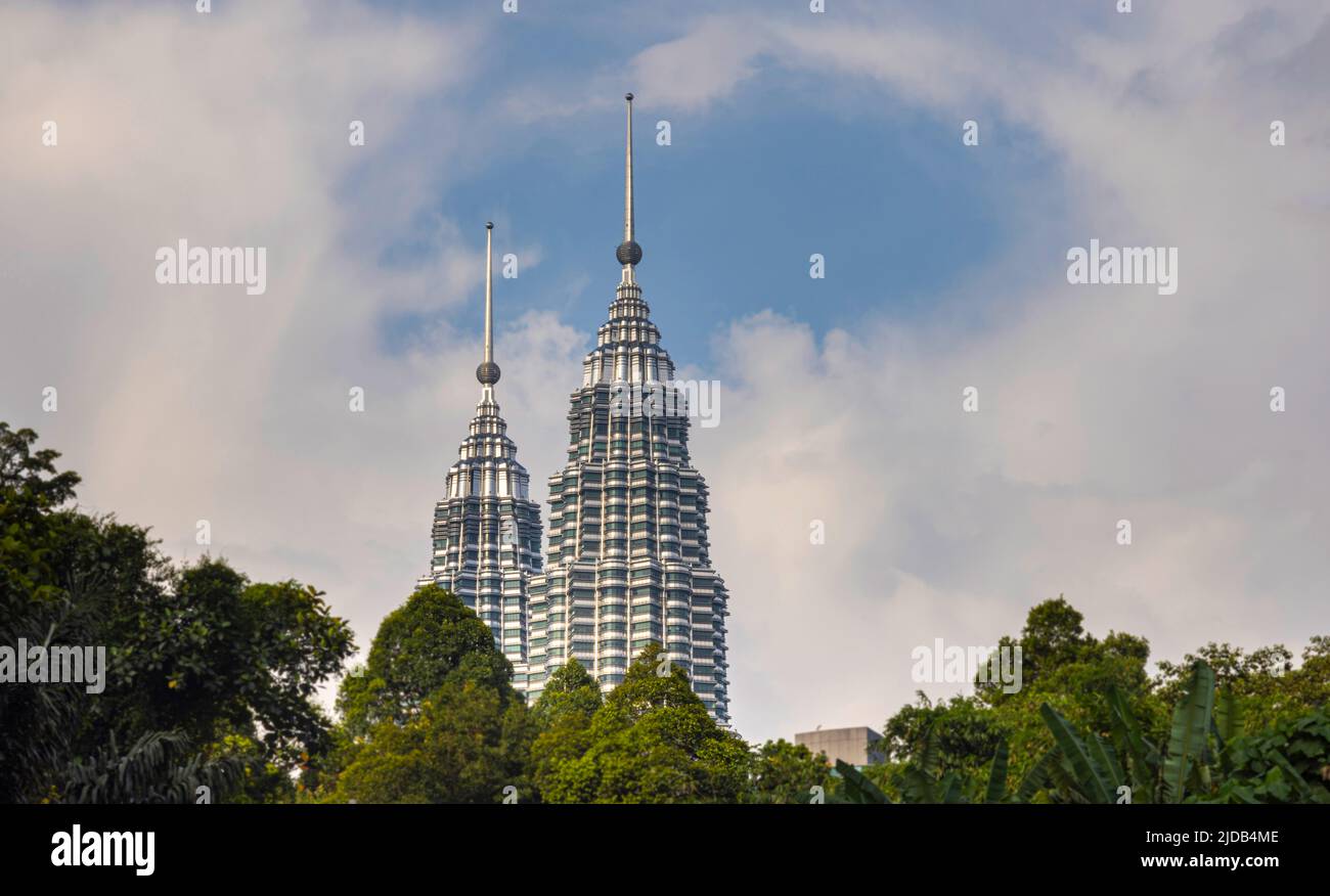 Kuala Lumpur, Malaisie - 16 juin 2022: Vue des tours Petronas à Kuala Lumpur. Les sommets des tours jumelles ou des tours petronas par temps ensoleillé Banque D'Images