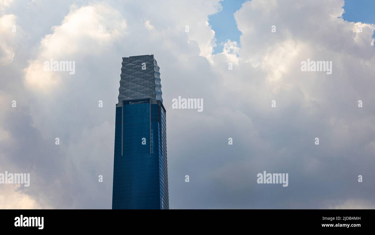 Kuala Lumpur, Malaisie - 14 juin 2022 : des nuages de pluie foncé se déplacent au-dessus du gratte-ciel Exchange 106. La tour TRX ou signature. Symbole de 1MDB et Tun Banque D'Images