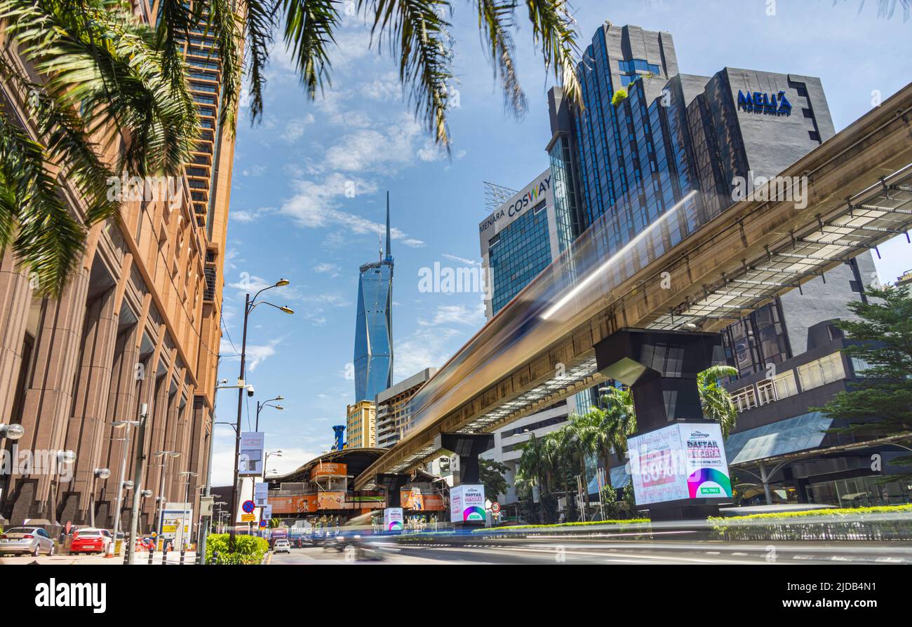 Kuala Lumpur, Malaisie - 18 juin 2022 : deuxième plus grand bâtiment au monde, le Merdeka 118. Vue sur la rue avec passage train monorail, KL 118 dans son Banque D'Images