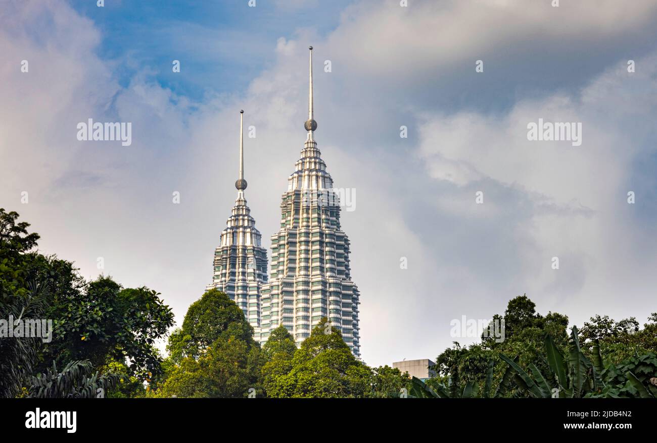 Kuala Lumpur, Malaisie - 16 juin 2022: Vue des tours Petronas à Kuala Lumpur. Les sommets des tours jumelles ou des tours petronas par temps ensoleillé Banque D'Images