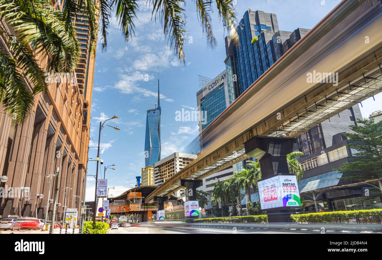 Kuala Lumpur, Malaisie - 18 juin 2022 : deuxième plus grand bâtiment au monde, le Merdeka 118. Vue sur la rue avec passage train monorail, KL 118 dans son Banque D'Images