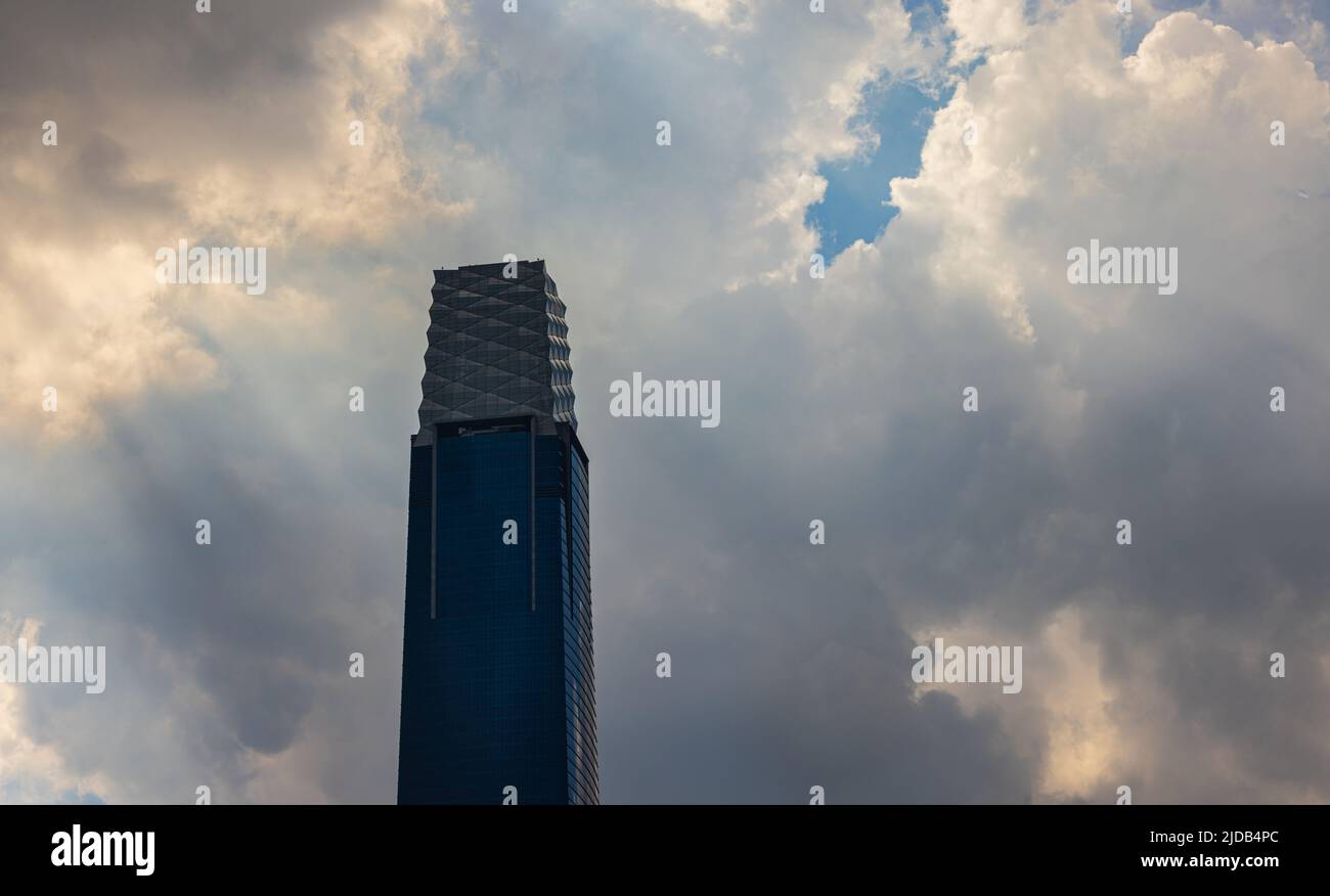 Kuala Lumpur, Malaisie - 14 juin 2022 : des nuages de pluie foncé se déplacent au-dessus du gratte-ciel Exchange 106. La tour TRX ou signature. Symbole de 1MDB et Tun Banque D'Images