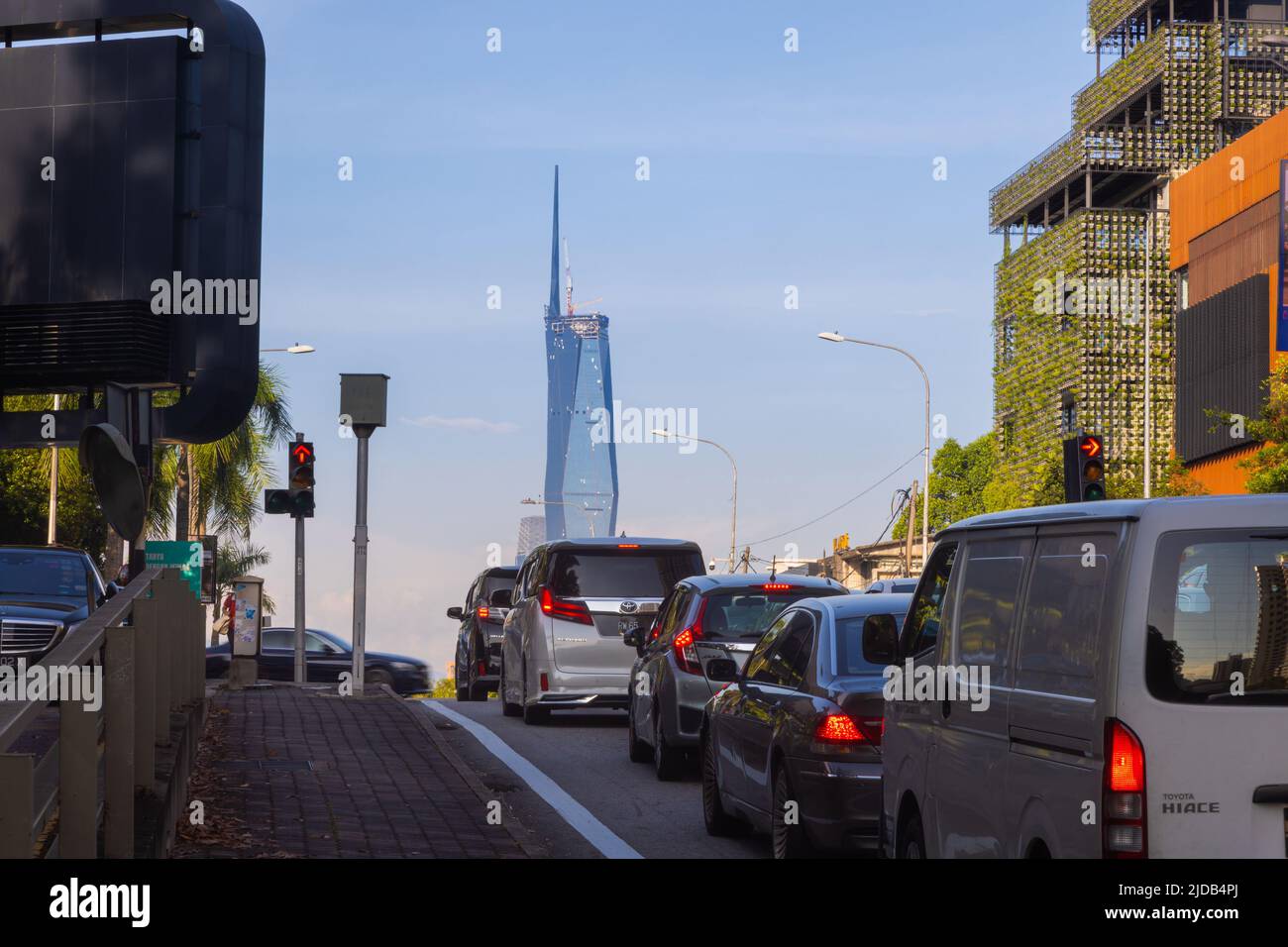 Kuala Lumpur, Malaisie - 8 juin 2022 : le nouveau deuxième plus grand bâtiment du monde, Merdeka 118. La nouvelle icône derrière un carrefour animé avec un trafic élevé Banque D'Images