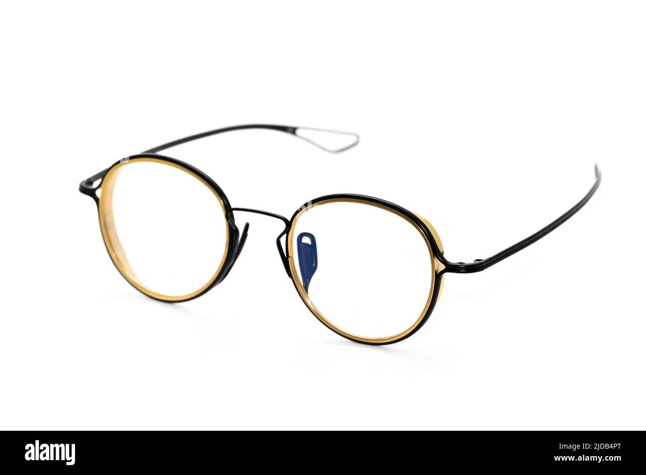 Image de lunettes modernes et tendance isolées sur fond blanc, lunettes, lunettes. Banque D'Images