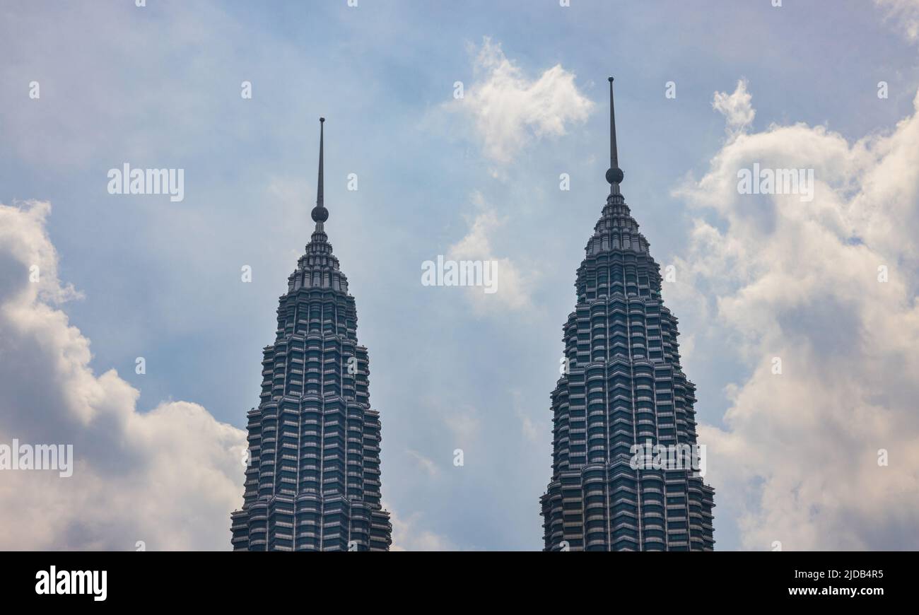 Kuala Lumpur, Malaisie - 16 juin 2022: Vue des tours Petronas à Kuala Lumpur. Les sommets des tours jumelles ou des tours petronas lors d'une journée ensoleillée ag Banque D'Images