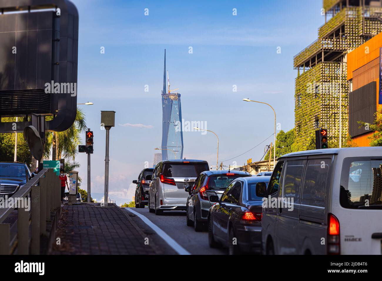 Kuala Lumpur, Malaisie - 8 juin 2022 : le nouveau deuxième plus grand bâtiment du monde, Merdeka 118. La nouvelle icône derrière un carrefour animé avec un trafic élevé Banque D'Images