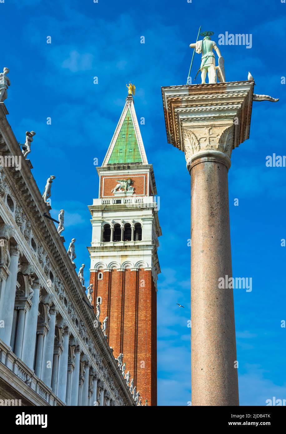 Clocher et colonne avec un Theodore à côté de Marciana Library en préparant Place Marc ; Venise, Vénétie, Italie Banque D'Images