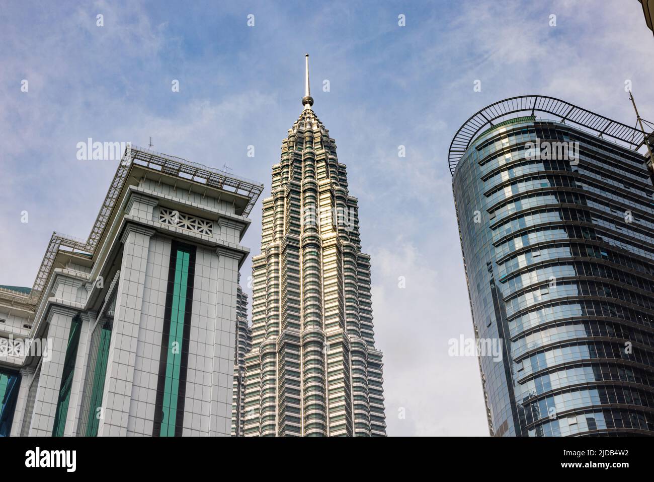 Kuala Lumpur, Malaisie - 16 juin 2022 : une tour des tours jumelles KLCC entre la banque Simpanan National ou BSN Tour. Tours jumelles Petronas, le f Banque D'Images