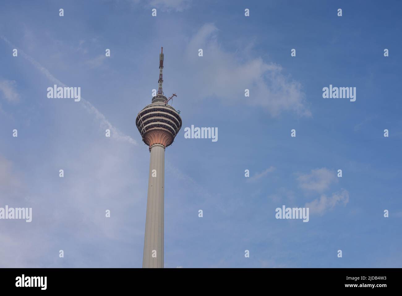 Kuala Lumpur, Malaisie - 16 juin 2022 : tour de Menara KL ou tour de télévision de Kuala Lumpur. Cloudscape sur un ciel bleu avec des nuages blancs derrière le point de repère du Banque D'Images
