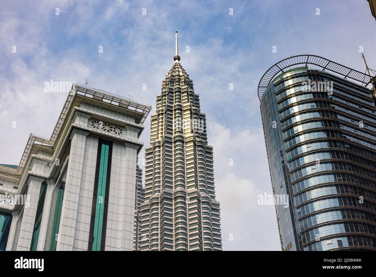 Kuala Lumpur, Malaisie - 16 juin 2022 : une tour des tours jumelles KLCC entre la banque Simpanan National ou BSN Tour. Tours jumelles Petronas, le f Banque D'Images