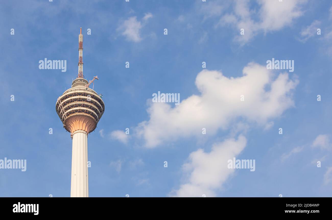 Kuala Lumpur, Malaisie - 16 juin 2022 : tour de Menara KL ou tour de télévision de Kuala Lumpur. Cloudscape sur un ciel bleu avec des nuages blancs derrière le point de repère du Banque D'Images