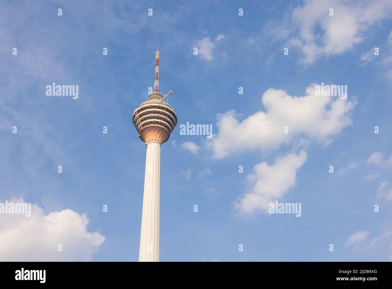 Kuala Lumpur, Malaisie - 16 juin 2022 : tour de Menara KL ou tour de télévision de Kuala Lumpur. Cloudscape sur un ciel bleu avec des nuages blancs derrière le point de repère du Banque D'Images