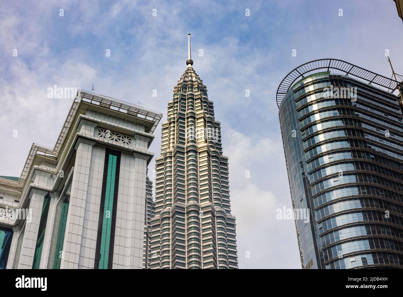 Kuala Lumpur, Malaisie - 16 juin 2022 : une tour des tours jumelles KLCC entre la banque Simpanan National ou BSN Tour. Tours jumelles Petronas, le f Banque D'Images