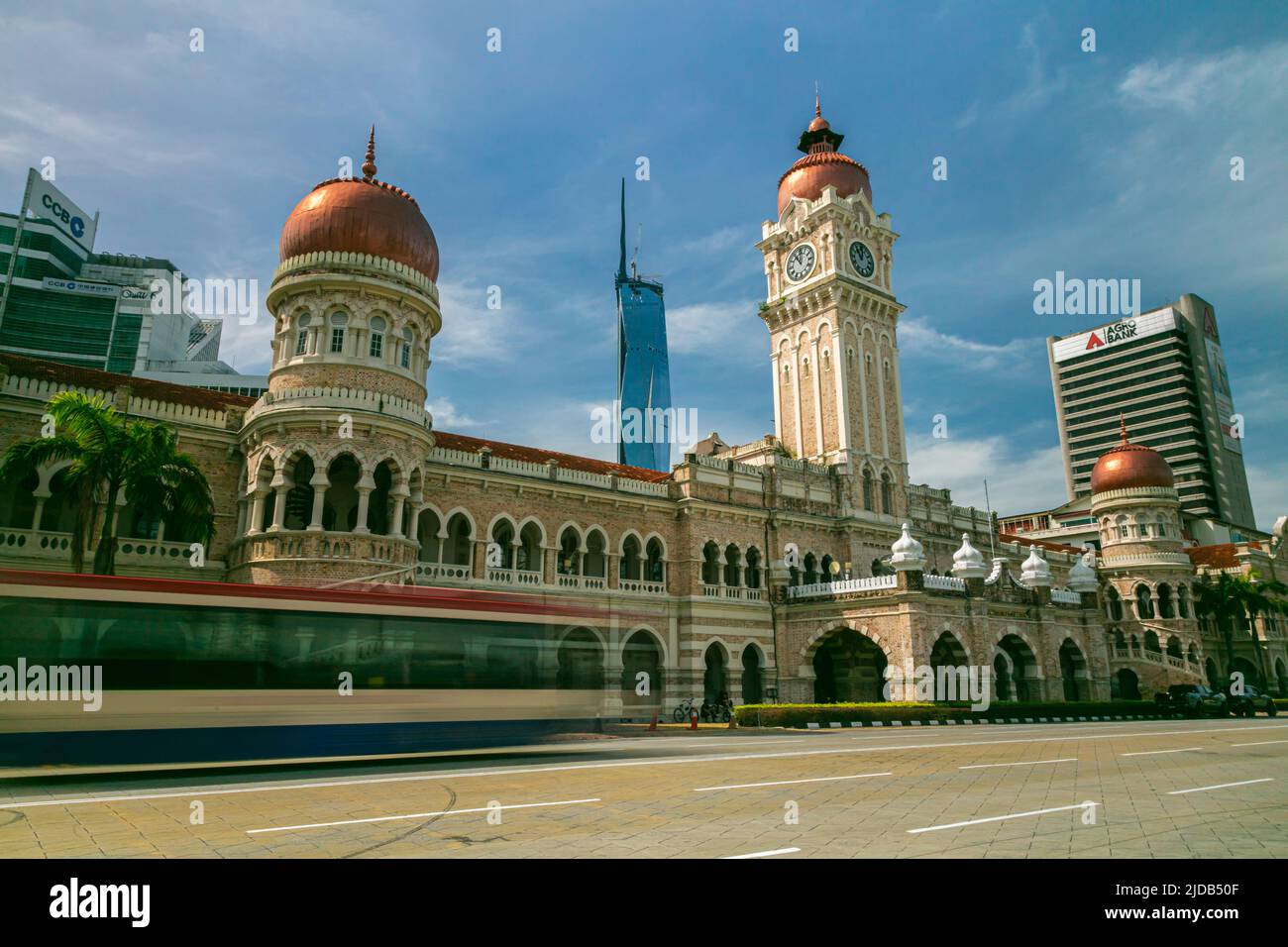 Kuala Lumpur, Malaisie - 12 juin 2022 : ancienne et nouvelle icône de la capitale malaisienne. La tour de l'horloge du bâtiment Sultan Abdul Samad et le nouveau deuxième t Banque D'Images