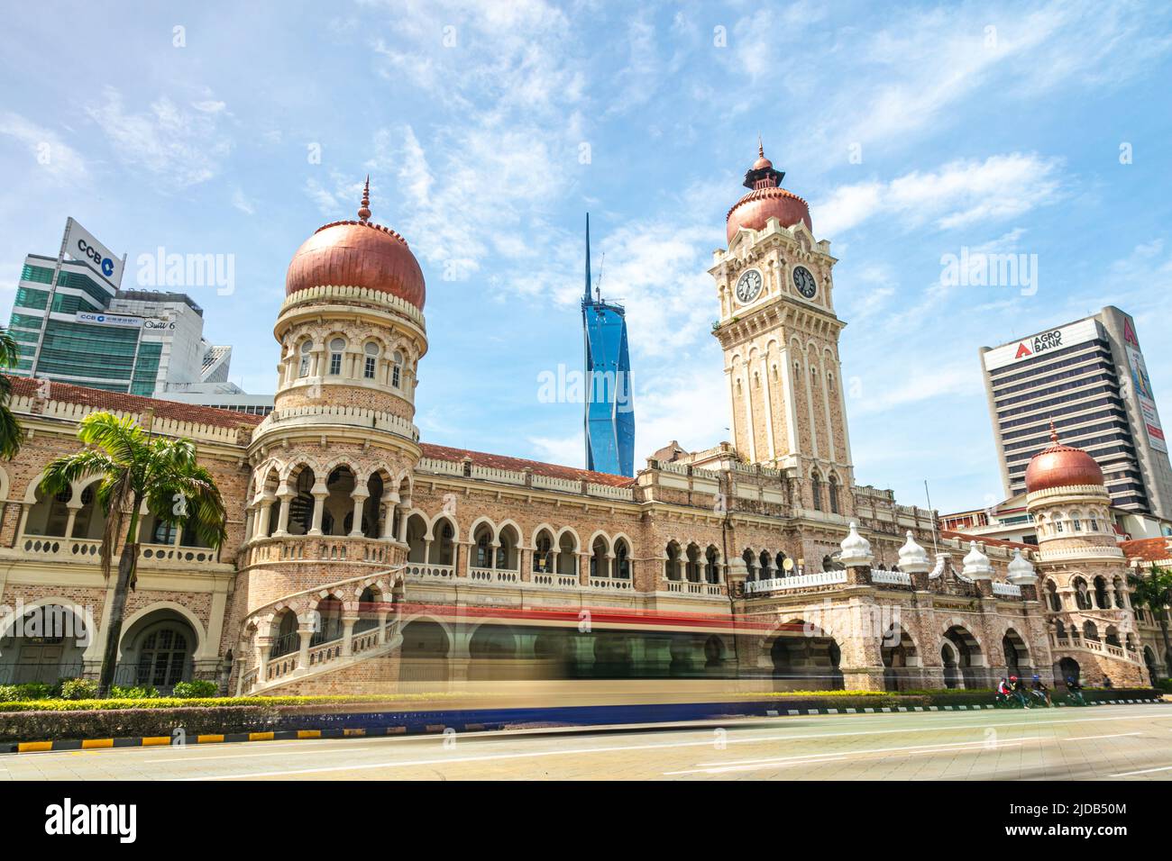 Kuala Lumpur, Malaisie - 12 juin 2022 : ancienne et nouvelle icône de la capitale malaisienne. La tour de l'horloge du bâtiment Sultan Abdul Samad et le nouveau deuxième t Banque D'Images