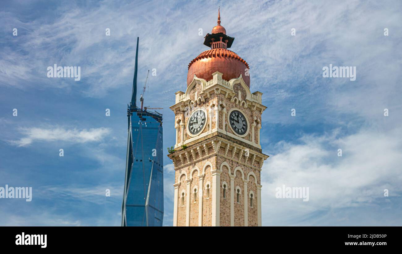 Kuala Lumpur, Malaisie - 12 juin 2022 : ancienne et nouvelle icône de la capitale malaisienne. La tour de l'horloge du bâtiment Sultan Abdul Samad et le nouveau deuxième t Banque D'Images