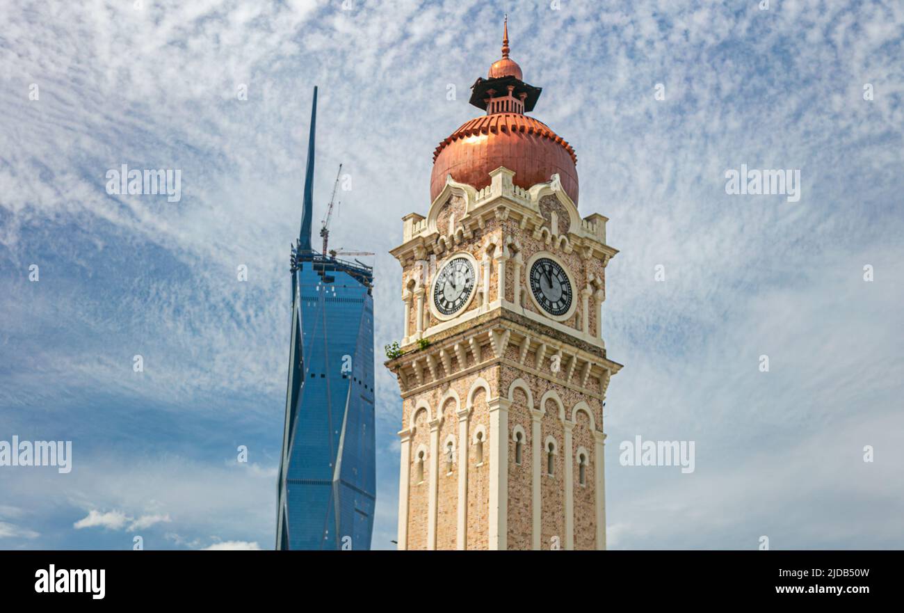 Kuala Lumpur, Malaisie - 12 juin 2022 : ancienne et nouvelle icône de la capitale malaisienne. La tour de l'horloge du bâtiment Sultan Abdul Samad et le nouveau deuxième t Banque D'Images