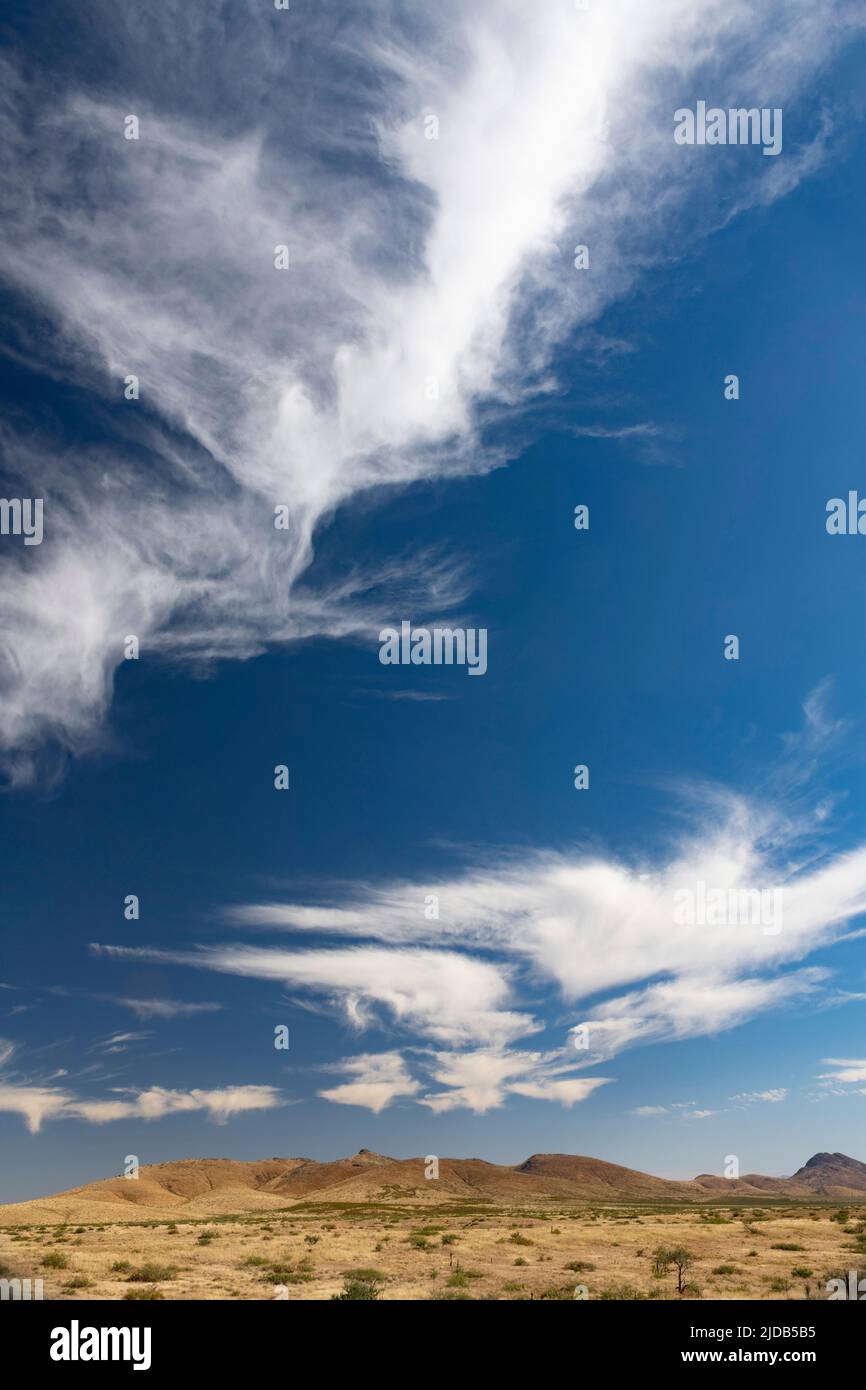 Nuages de plumes au-dessus de l'Arizona montrant des sentiers de précipitations ou de pluies en dessous des nuages également connus sous le nom de Virga Banque D'Images