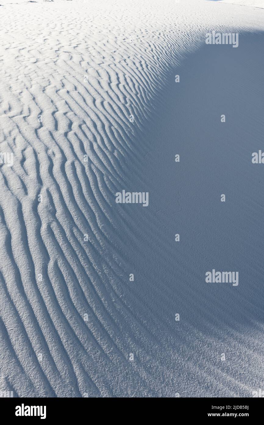 Modèles de vent sur le sable blanc de gypse au monument national de White Sands ; Alamagordo, Nouveau-Mexique, États-Unis d'Amérique Banque D'Images