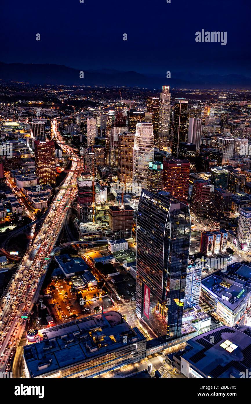 Vue aérienne du centre-ville de Los Angeles avec Harbour Freeway et Ritz Carlton en premier plan. Banque D'Images